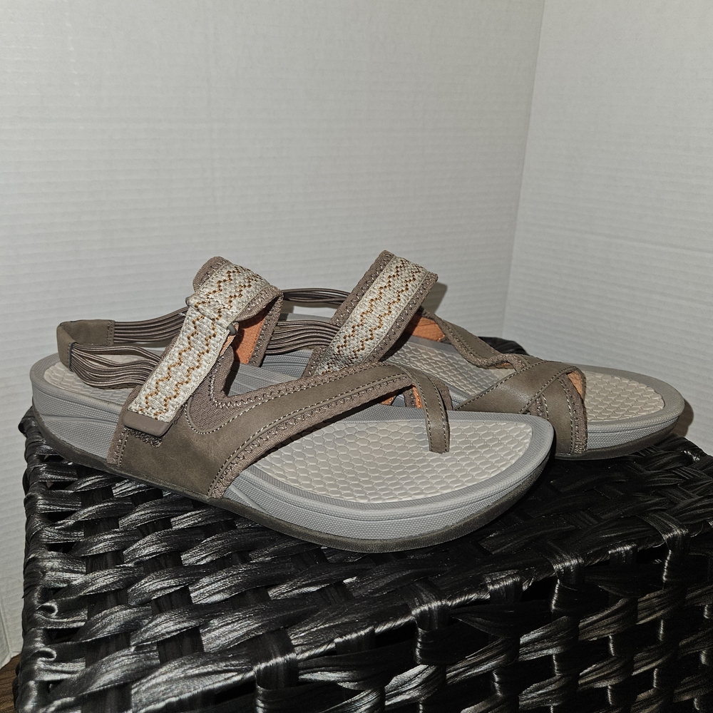 BareTraps Womens Tan and Cream Sandals Size 11M